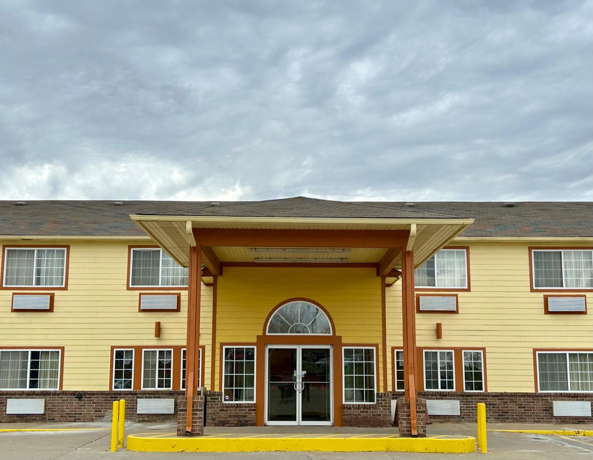 Super 8 By Wyndham Platte City Kansas City Area Exterior photo